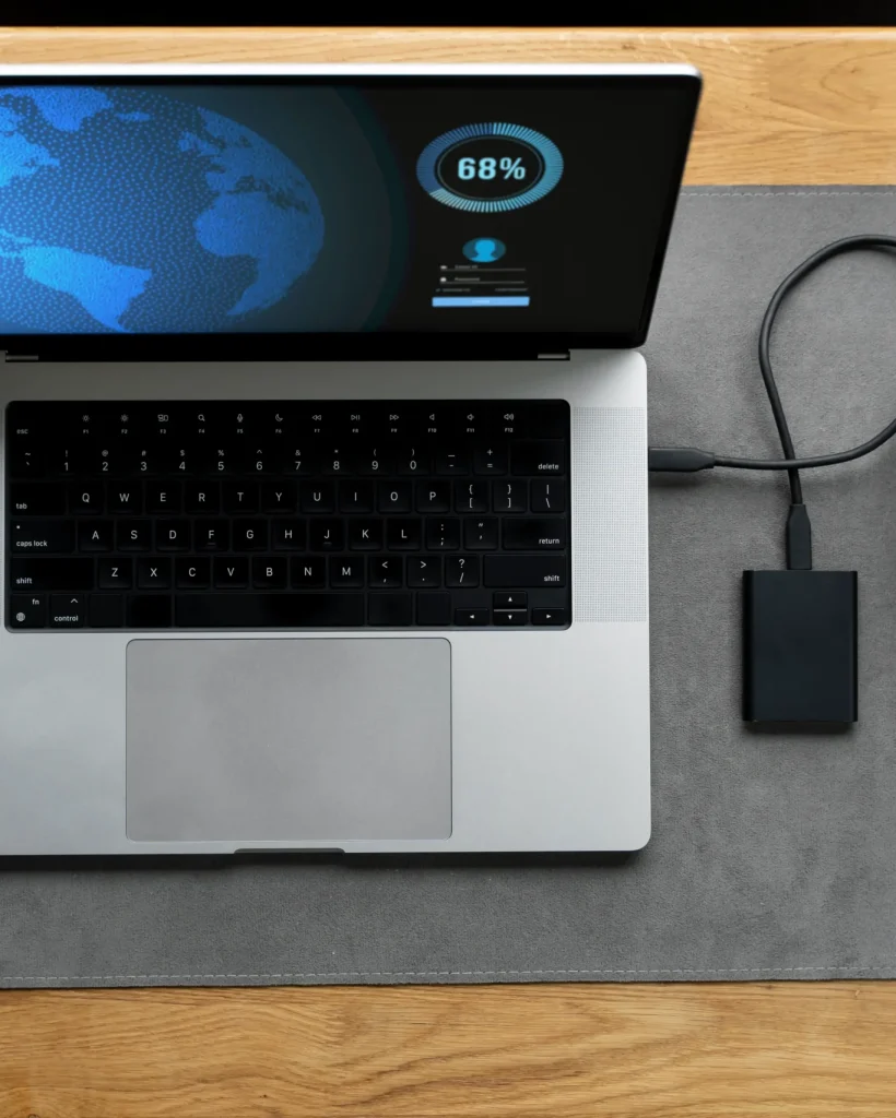 arreglo-de-escritorio-con-ssd-y-laptop-flat-lay