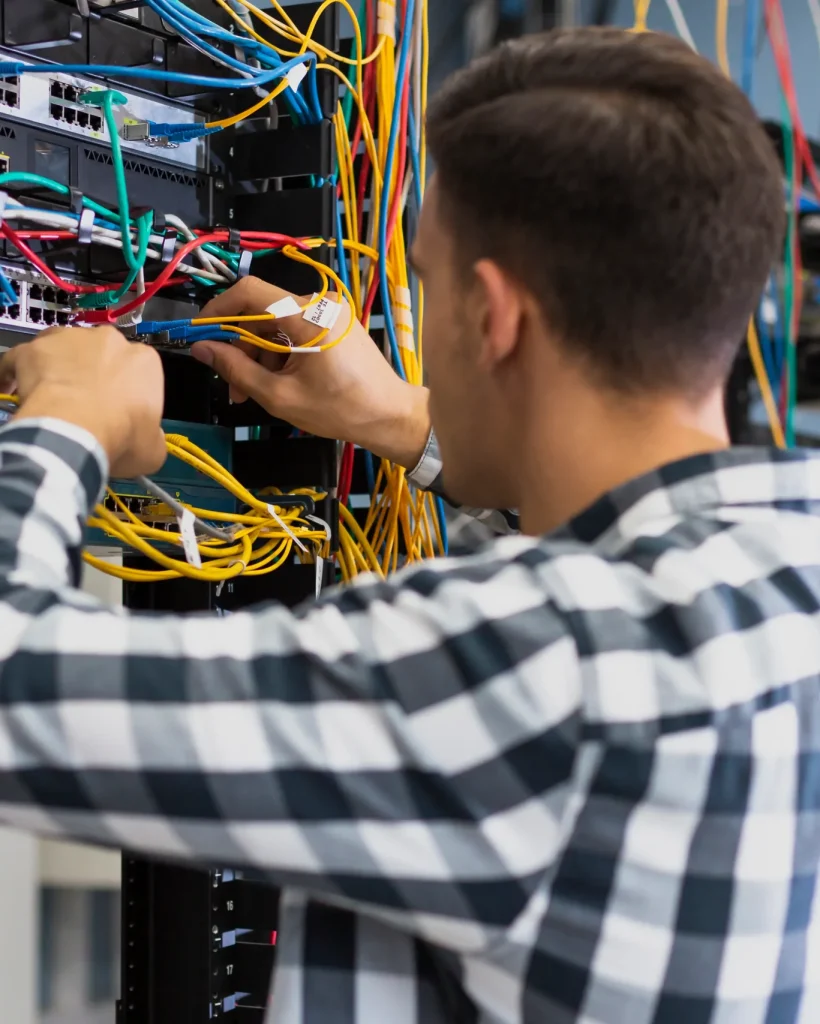 joven-trabajando-en-un-interruptor-de-ethernet
