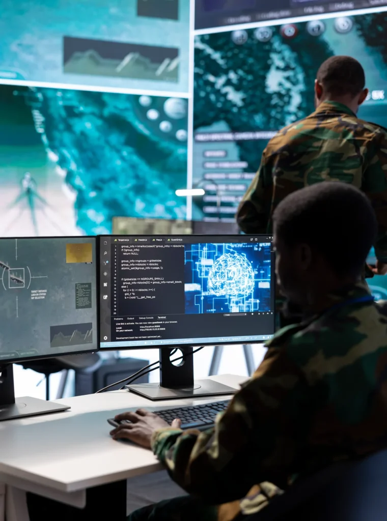 los-expertos-militares-en-un-centro-de-control-de-mision-usan-tecnologia-moderna-en-computadora