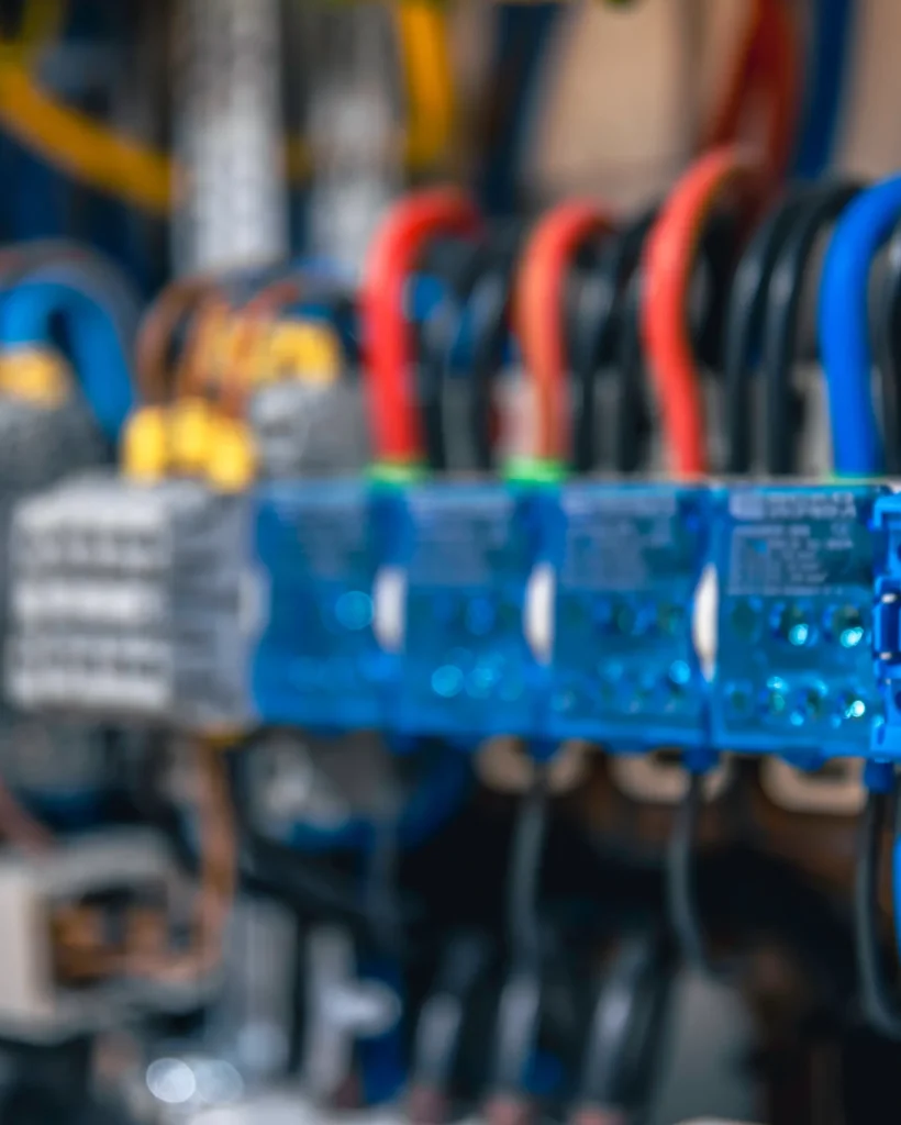 panel-electrico-con-fusibles-y-contactores-de-primer-plano