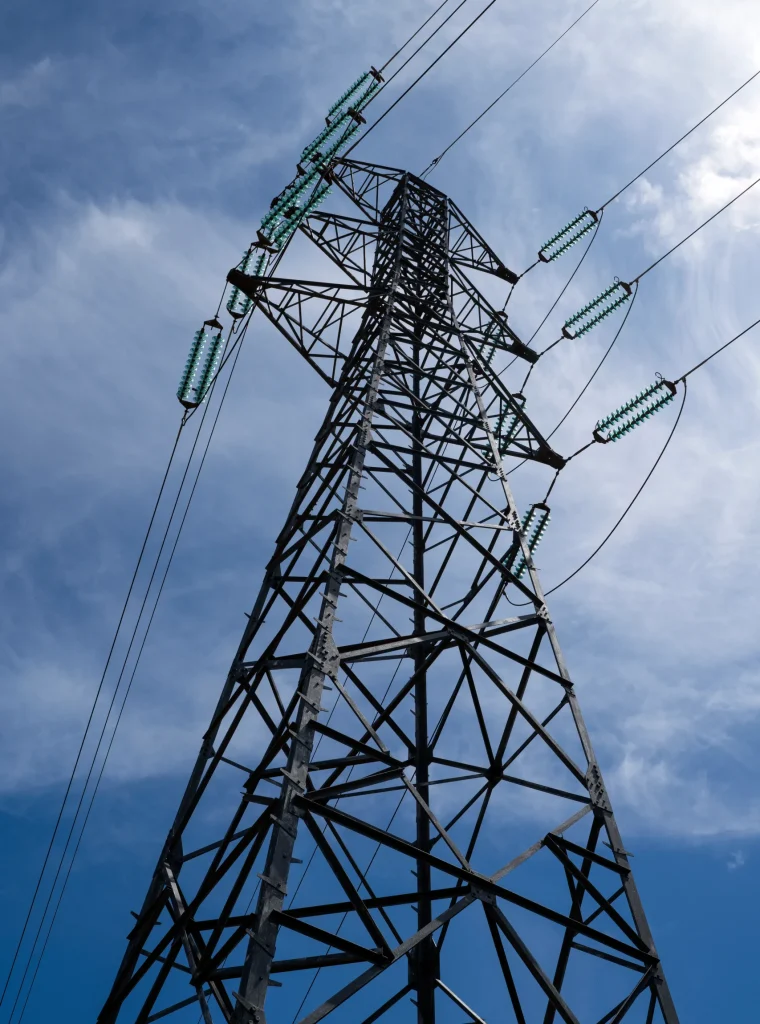 pilar-electrico-cielo-azul-en-el-fondo